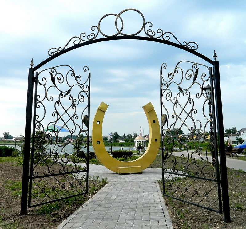 кованые ворота на Аллее Молодоженов в Глубоком www.vajure.by