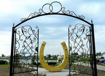 кованые ворота на Аллее Молодоженов в Глубоком www.vajure.by