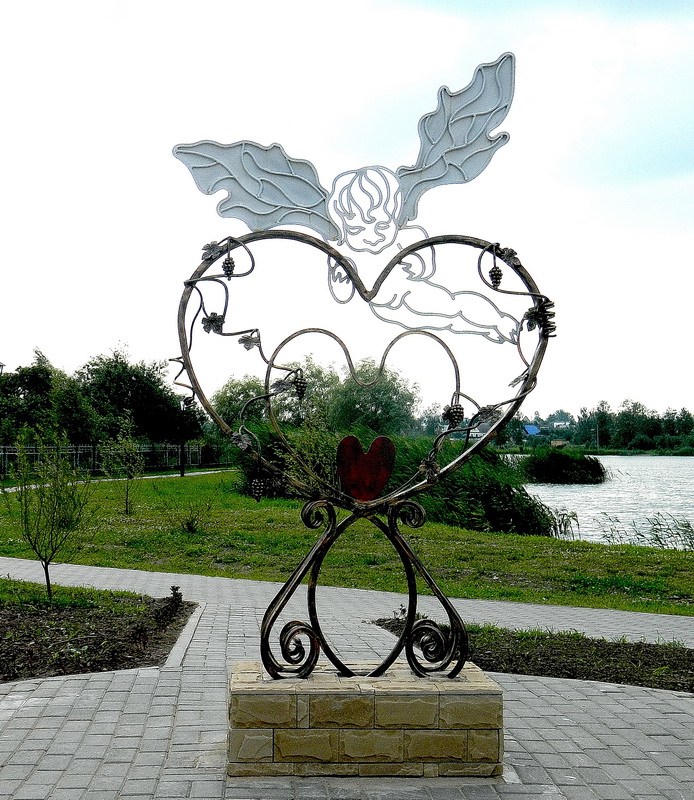 металлическая скульптура ангел с сердцем в Глубоком www.vajure.by