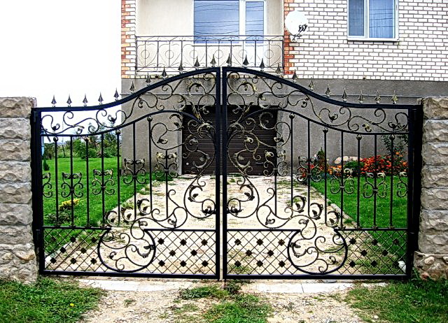 кованые ворота откатные с поликарбонатом Vajure.by