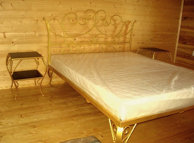 кованая кровать и прикроватные тумбочки