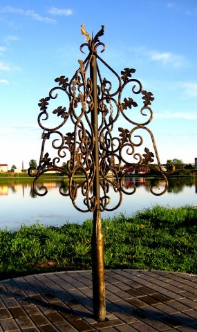 кованое дерево на аллее молодоженов в Глубоком www.vajure.b